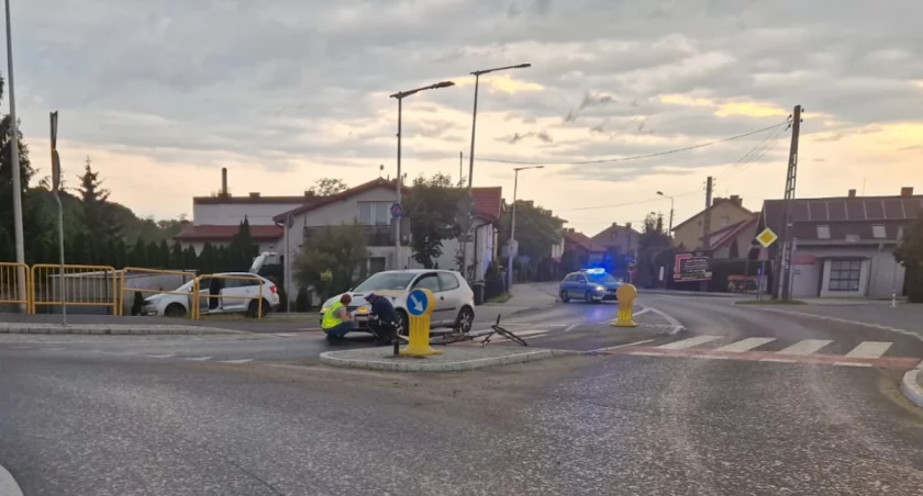 Potrącił rowerzystę i uciekł. Ranny 71-latek trafił do szpitala