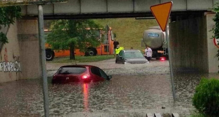 Potężna ulewa w powiecie świeckim. Zalane drogi i piwnice