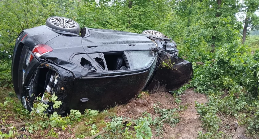 Wypadek na trasie Osie-Tleń. Trzy osoby zostały przewiezione do szpitala