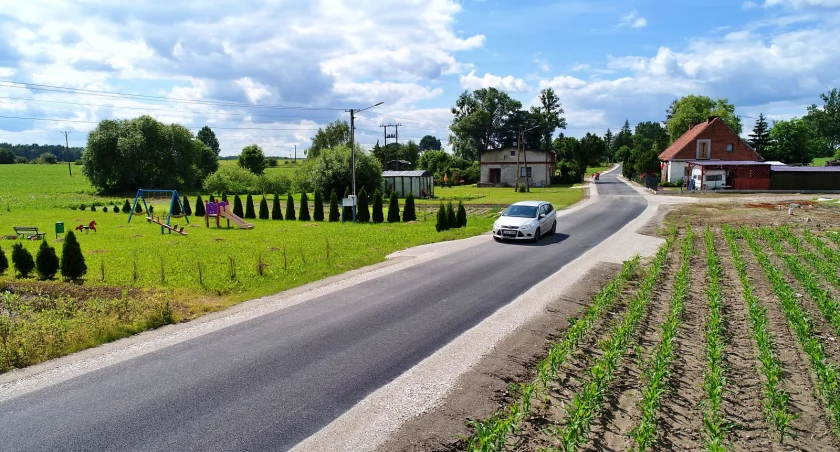 Asfaltem do Jarzębieńca w gminie Bukowiec. Kolejna droga gotowa