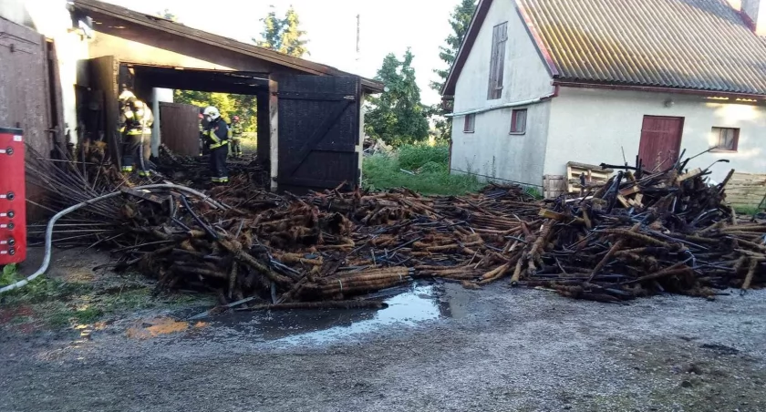 Ogień pojawił się w garażu. Na miejscu było siedem zastępów straży [ZDJĘCIA]