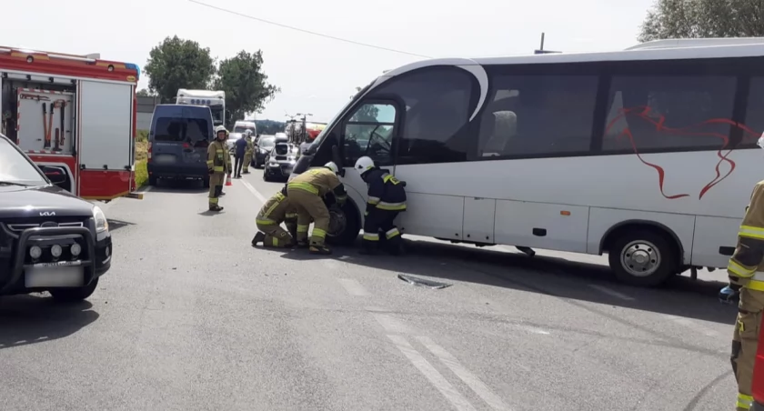 Samochód zderzył się z busem przewożącym dzieci. Jedna osoba trafiła do szpitala