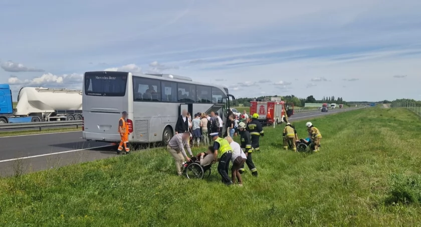 Autokar z dziećmi popsuł się na autostradzie. Z pomocą ruszyli strażacy i policjanci