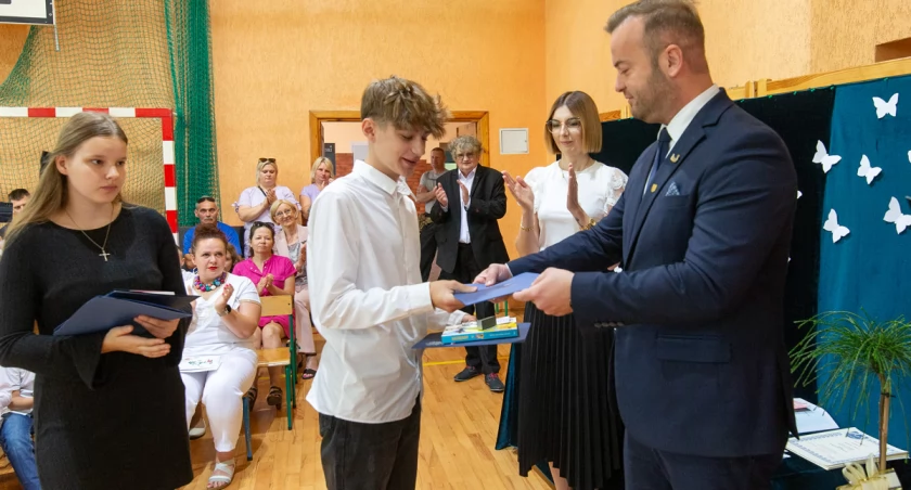 Zakończenie roku szkolnego w Czaplach. Burmistrz nagrodził najlepszych uczniów 
