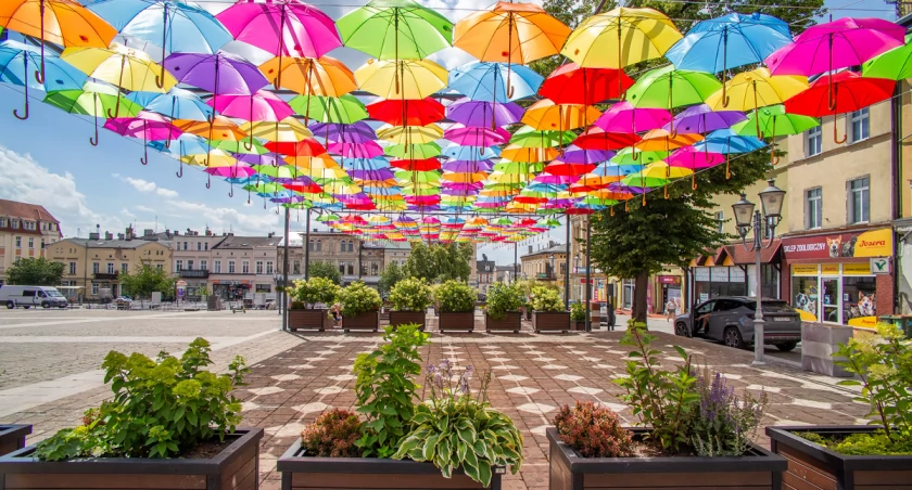 Kolorowe parasole ozdabiają Duży Rynek. Widzieliście już? [ZDJĘCIA]