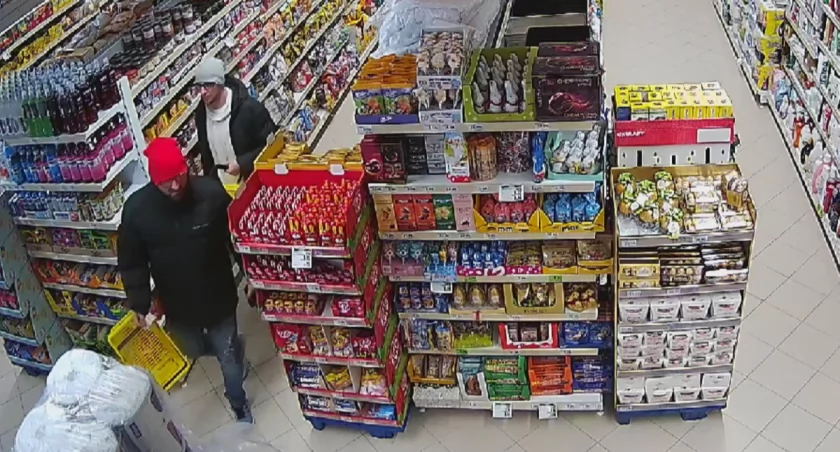 Okradli sklep w Świeciu. Rozpoznajesz ich? [ZDJĘCIA]