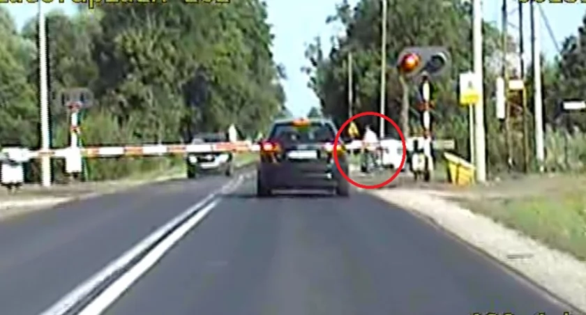 Przeszedł przez torowisko mimo zamkniętych zapór. Odpowie za to przed sądem