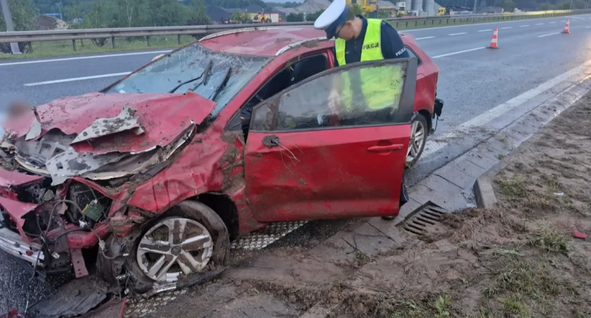 Dachowanie na autostradzie. Autem jechało pięć osób w tym dzieci