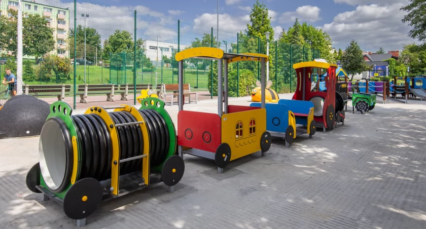 Plac zabaw na Mariankach. Zamontowano już całe wyposażenie
