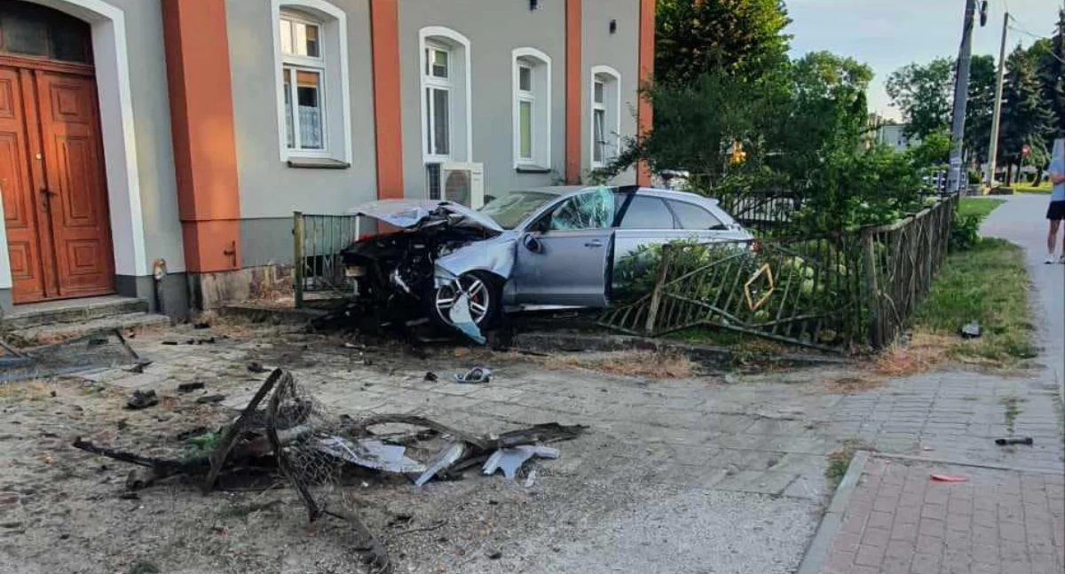 Wypadł z drogi i staranował ogrodzenie. Kierowca trafił do szpitala 