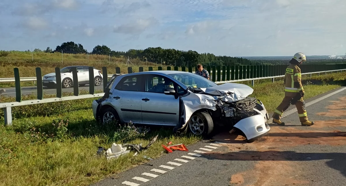 Auto uderzyło w bariery. Konieczna była interwencja służb
