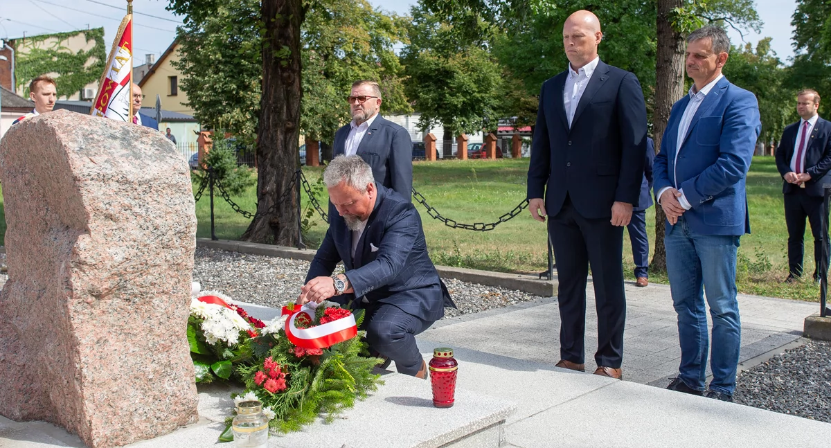 104. rocznica Bitwy Warszawskiej. W Świeciu złożono wiązanki kwiatów [ZDJĘCIA]