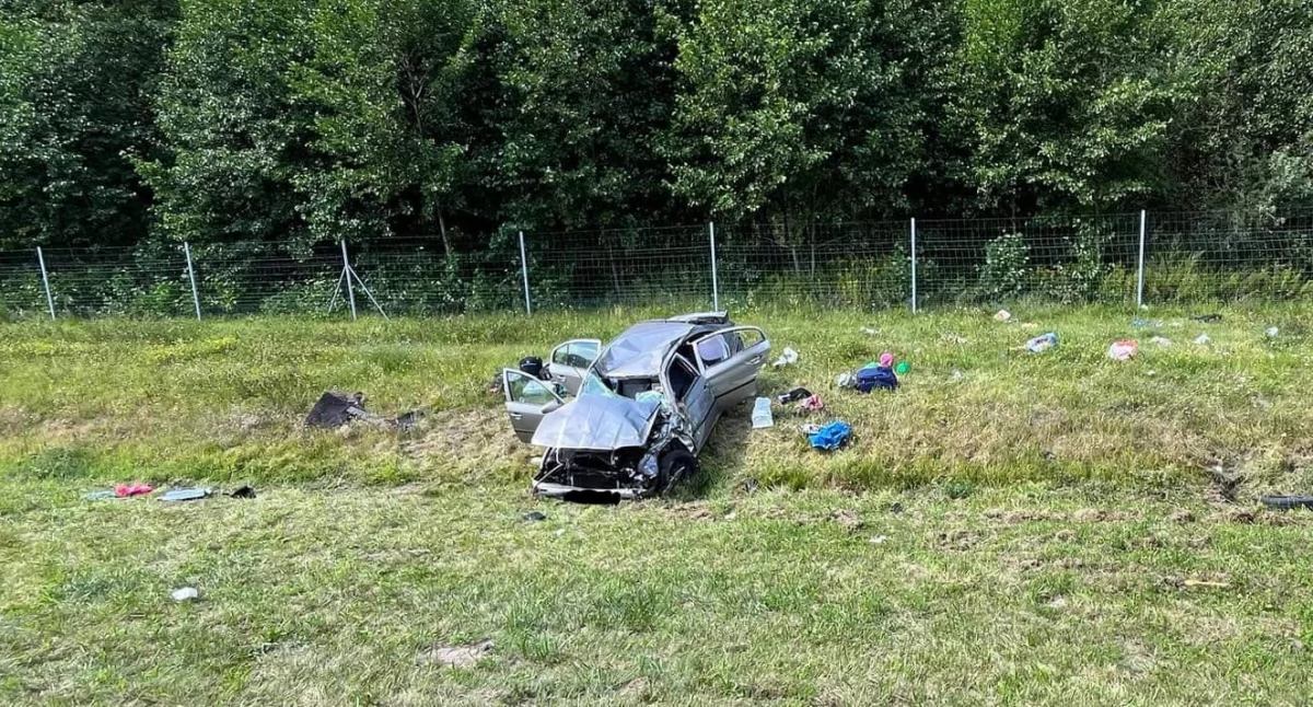 Poważny wypadek na autostradzie A1. Auto wypadło z drogi