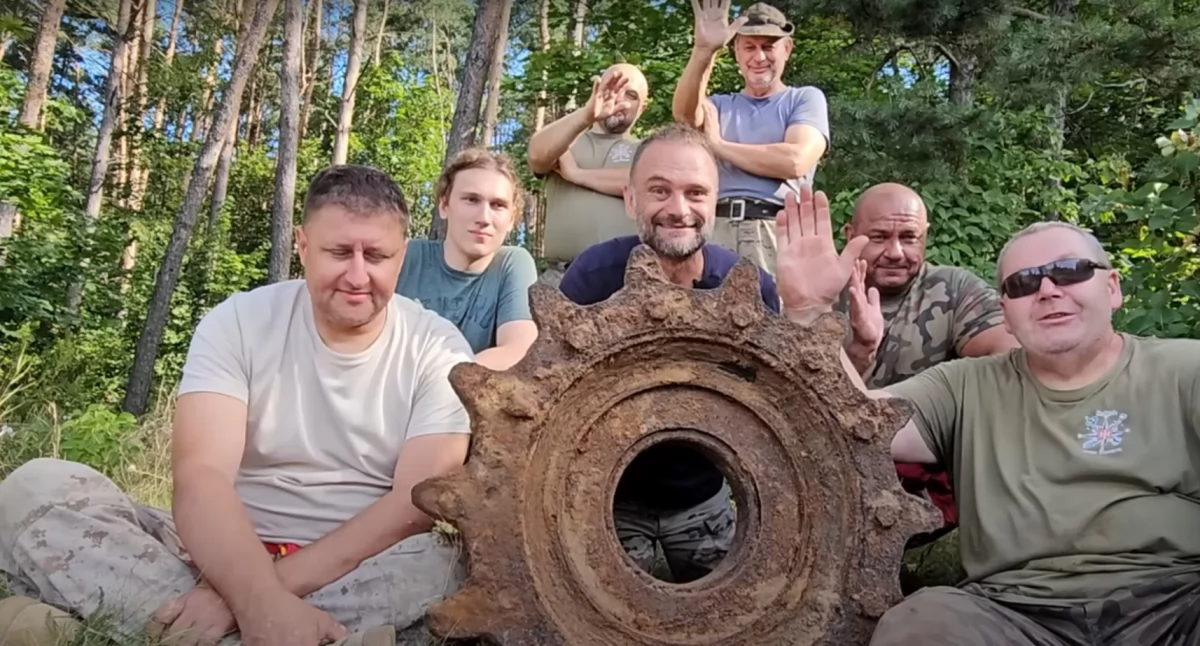 Elementy czołgu znalezione przy drodze wojewódzkiej. Nagrano materiał wideo [FILM]
