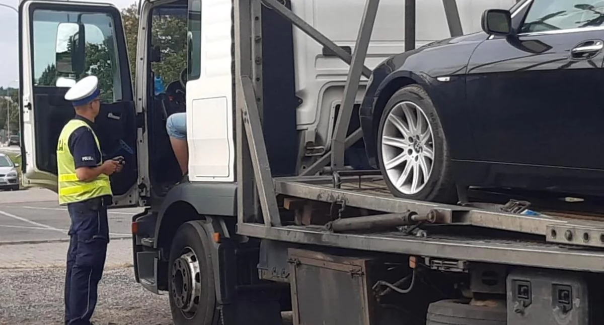 Długi weekend na drogach powiatu. 15 kolizji i kierowcy po alkoholu