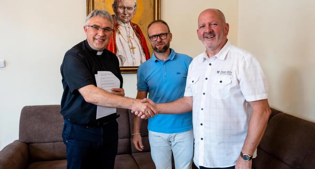 Podpisy na umowie złożone. Kościół w Drzycimiu przejdzie remont za ponad 1 mln zł