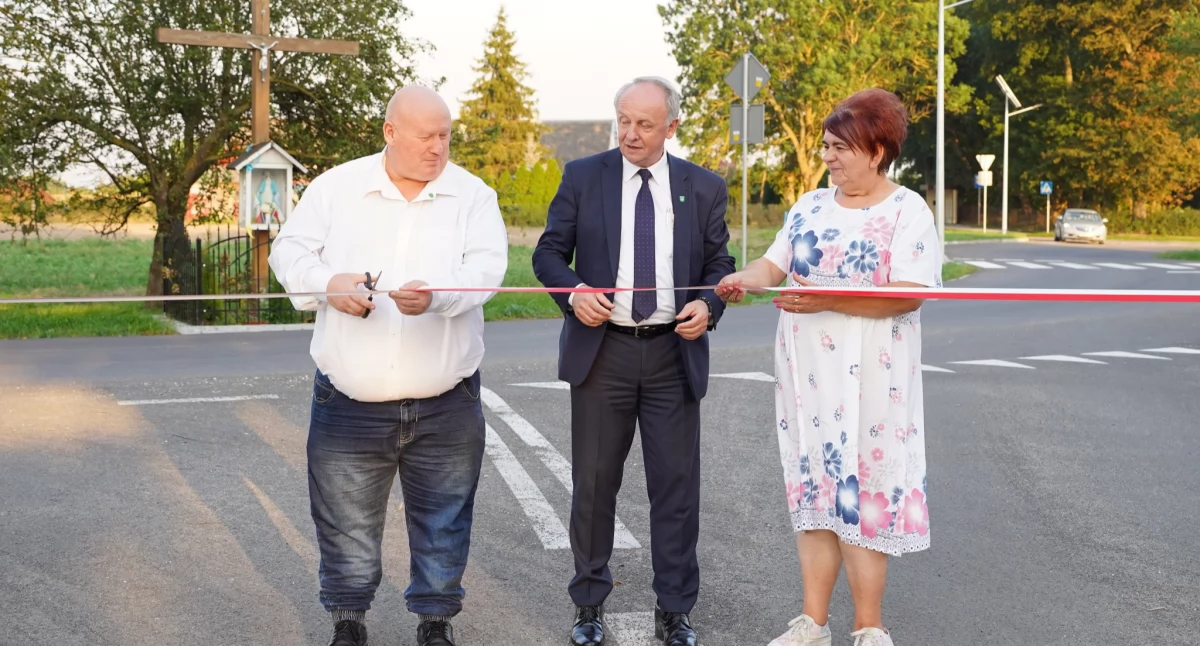 Mieszkańcy mają nową drogę. Symbolicznie przecięto wstęgę [ZDJĘCIA]
