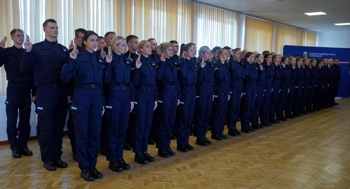 Uroczyste ślubowanie nowo przyjętych do służby policjantów. Niektórzy zasilą komendę w Świeciu