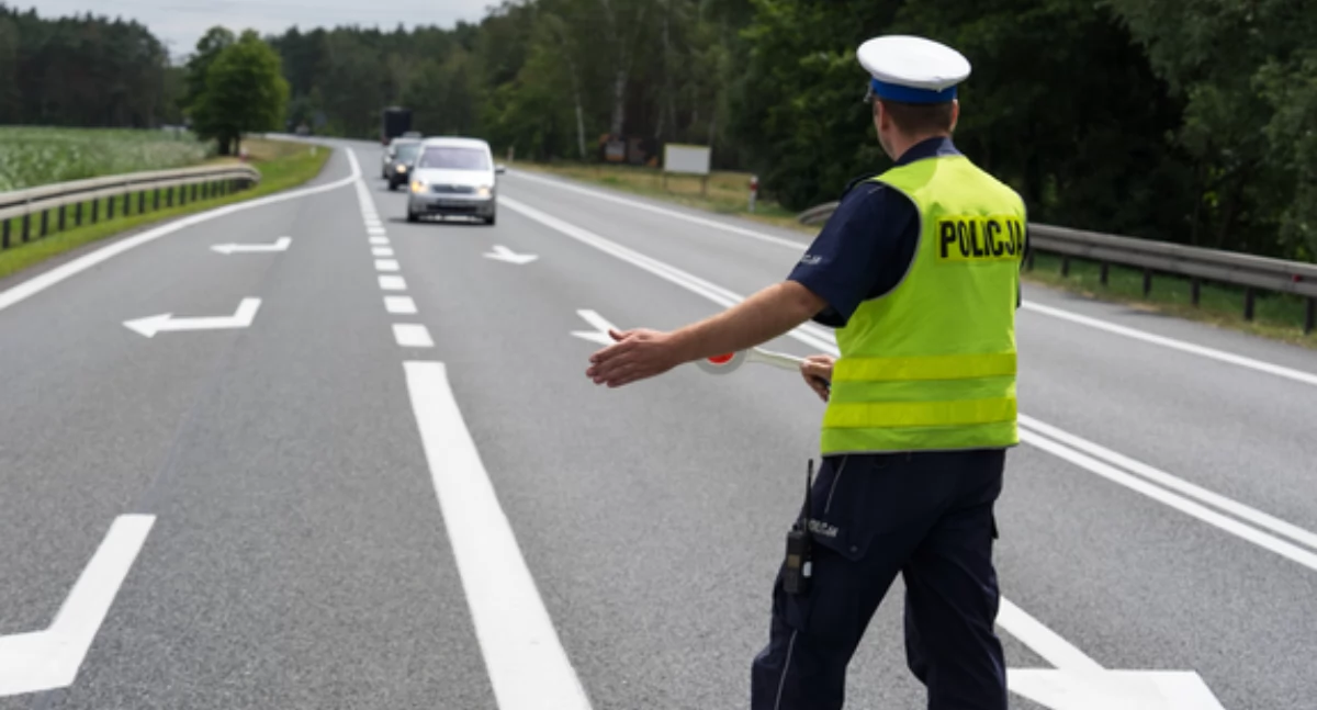 Miał sądowy zakaz kierowania. Jeździł dalej, a podróż przerwał mu policjant po służbie