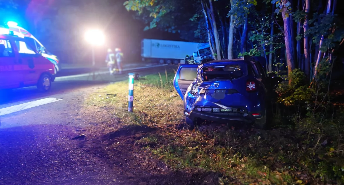 Zderzenie osobówki z ciężarówką. Jedna osoba trafiła do szpitala