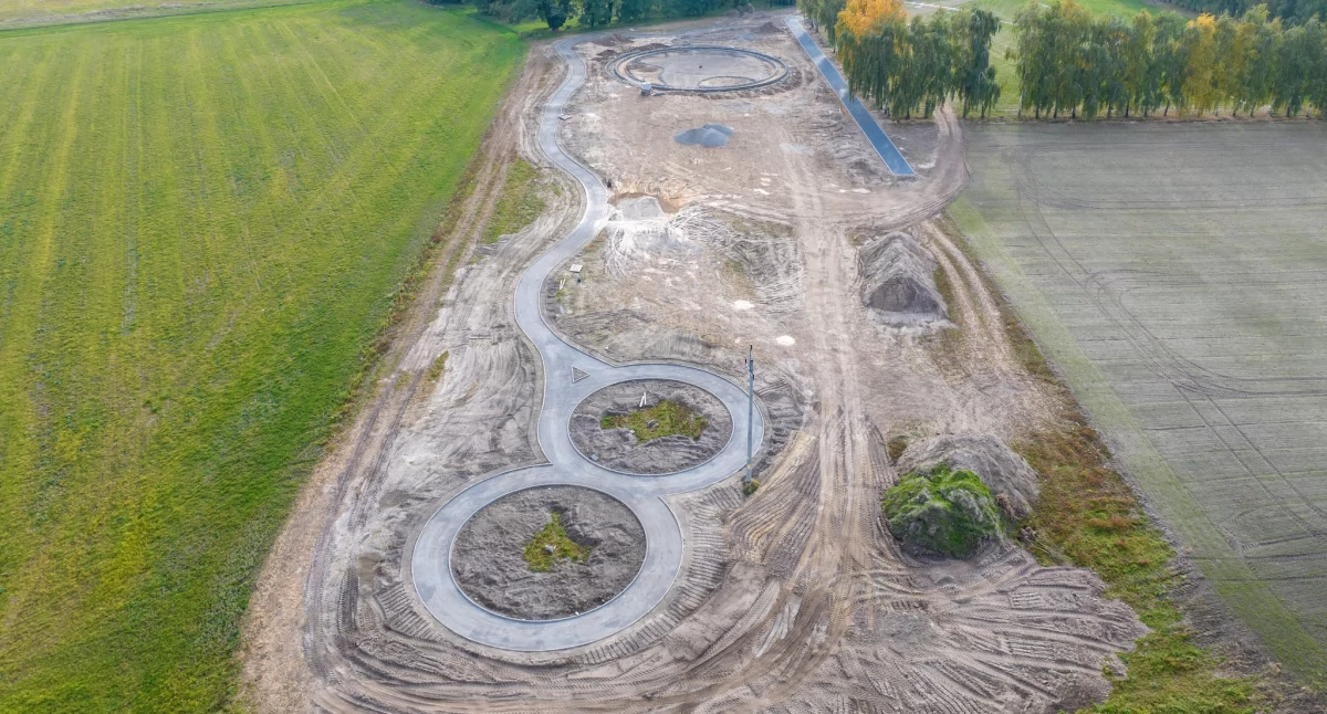 Teren przy ul. Sportowej w Pruszczu zmienia się. Powstaje park pokoleń