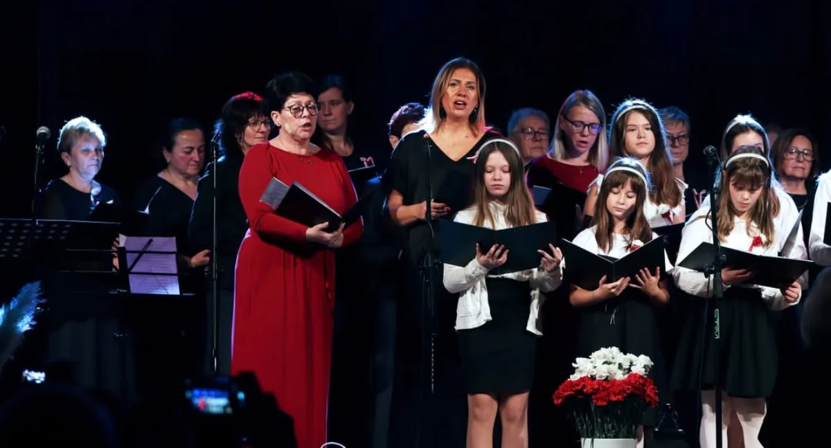 Koncertowo i patriotycznie. Trzy pokolenia spotkały się na scenie nowskiego zamku