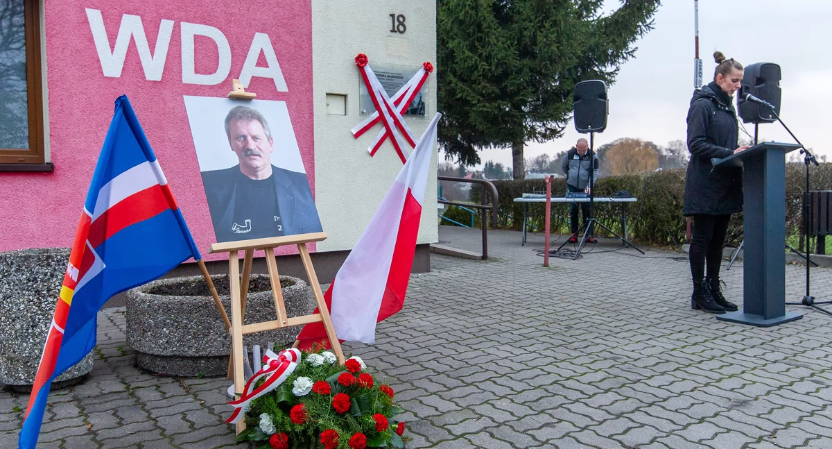 Zbigniew Iwański upamiętniony. Na klubowym budynku zawisła tablica [ZDJĘCIA]