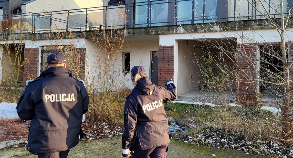Policjanci sprawdzają miejsca, gdzie mogą przebywać osoby bezdomne. Jest apel służb mundurowych