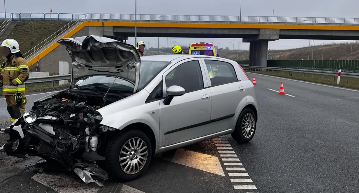 Kolizja na trasie S5. Auto wbiło się w barierę