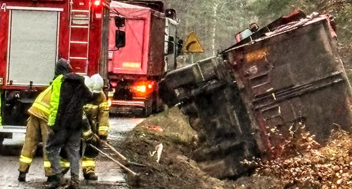 Auto ciężarowe wypadło z drogi. Konieczna była interwencja służb