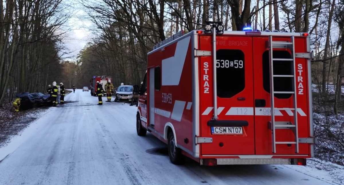 Kolizja dwóch samochodów osobowych. Droga była oblodzona