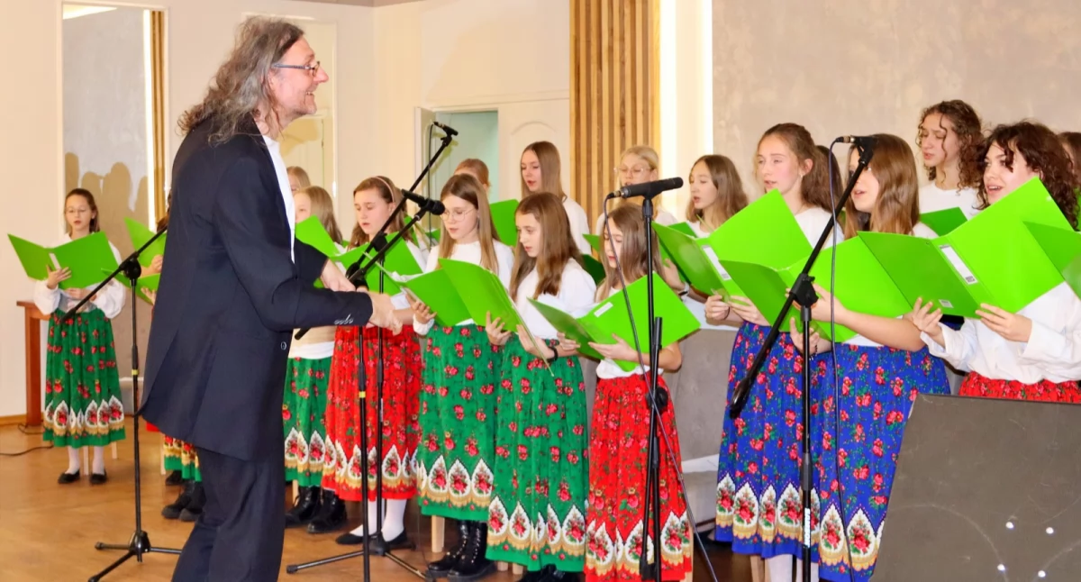 Świąteczne kolędowanie. Fotorelacja z wydarzenia w Bukowcu