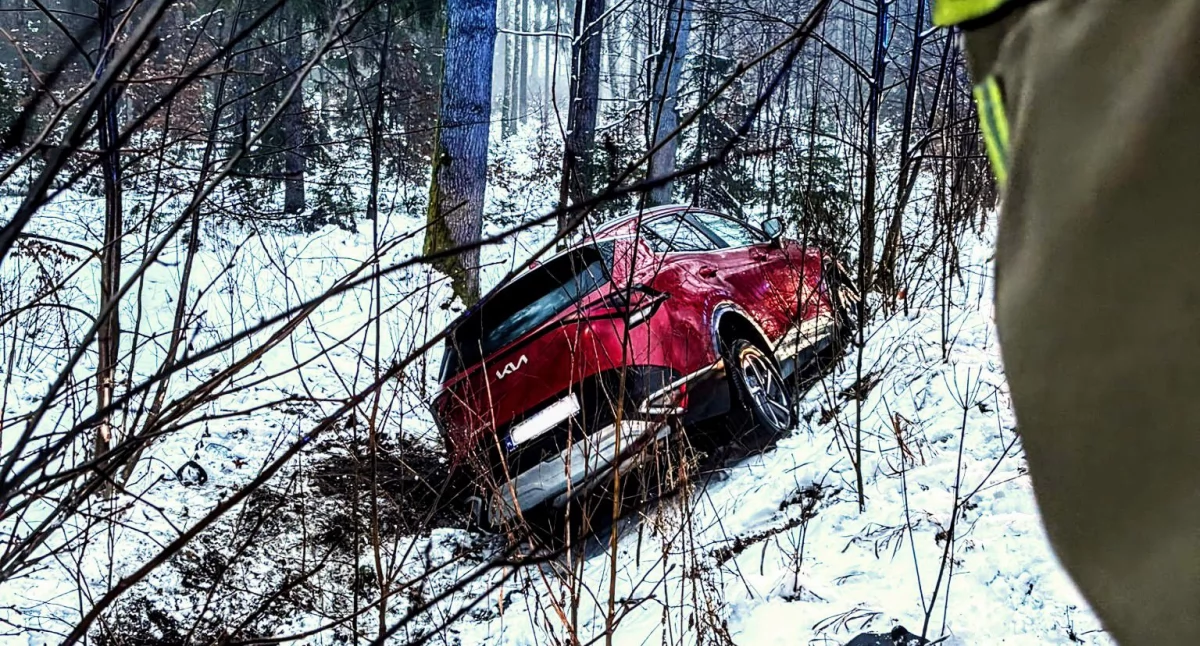 Samochód osobowy wypadł z drogi. Auto samo wezwało pomoc