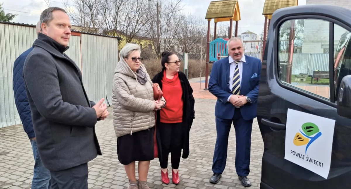 Wizytacje w placówkach oświatowych. Celem jest zapoznanie się z potrzebami remontowymi i inwestycyjnymi