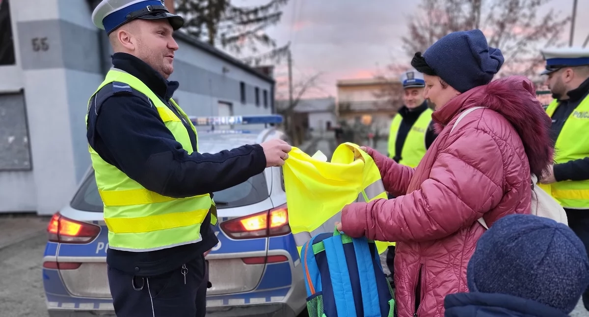 Policjanci wręczali kamizelki odblaskowe. Akcja służb w powiecie świeckim