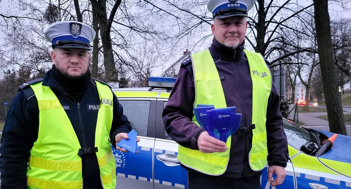 Policjanci wręczali skrobaczki. Jakie mandaty grożą za nieodśnieżony samochód?