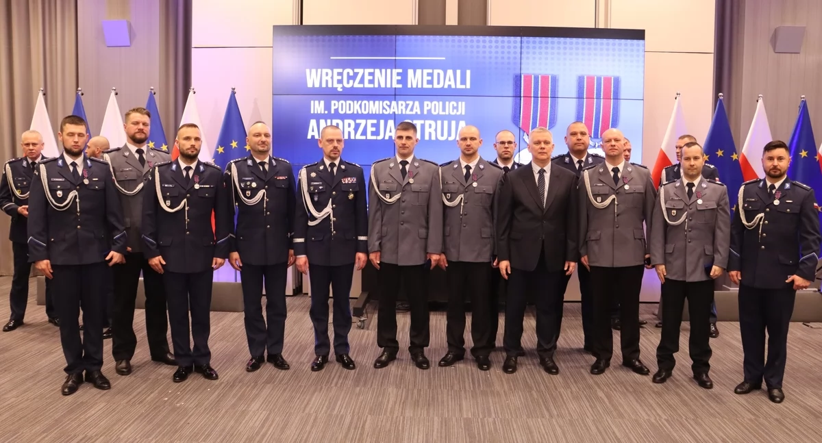 Policjant z KPP Świecie odznaczony medalem. Ruszył z pomocą w kryzysowej sytuacji