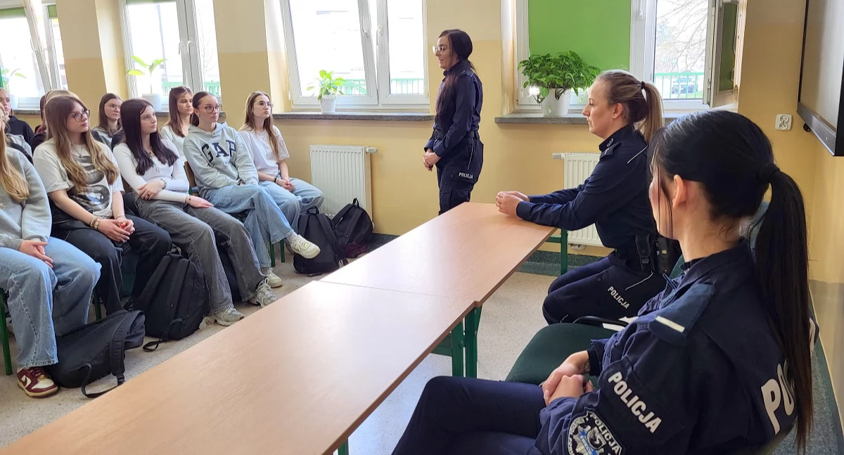 100-lecie kobiet w policji. Policjantki spotkały się z uczennicami II LO