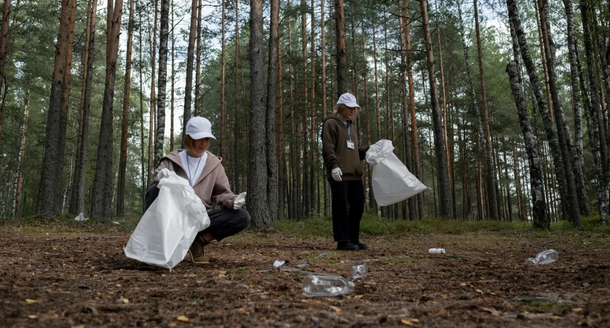 Akcja społecznego zbierania śmieci z terenów leśnych. Potrzebne są ręce do pracy