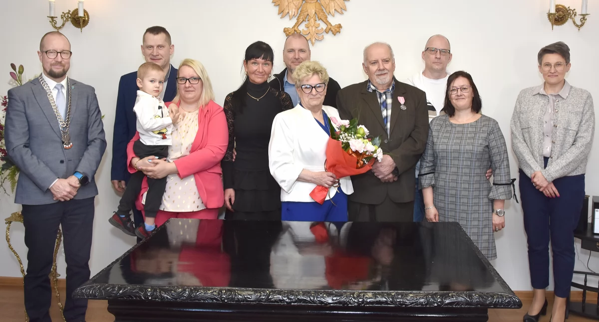 Halina i Roman Pozorscy z medalami za długoletnie pożycie małżeńskie. Wszystkiego najlepszego!