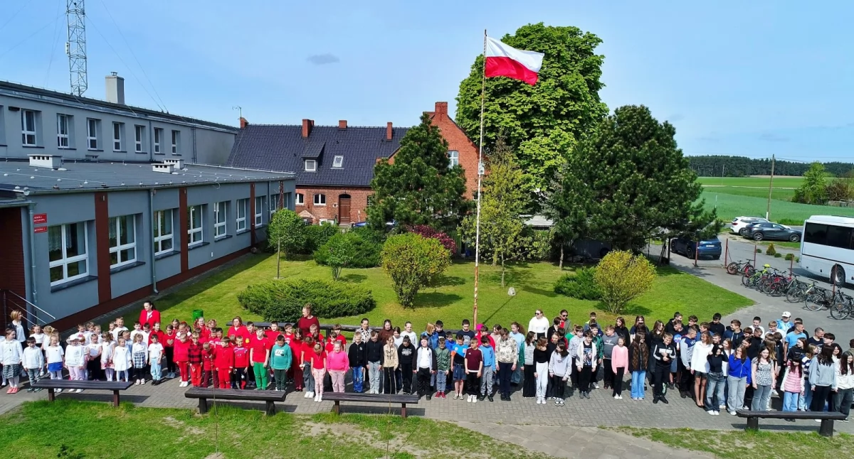 Obchody Święta Konstytucji 3 Maja. Tak świętowała społeczność szkoły w Różannie