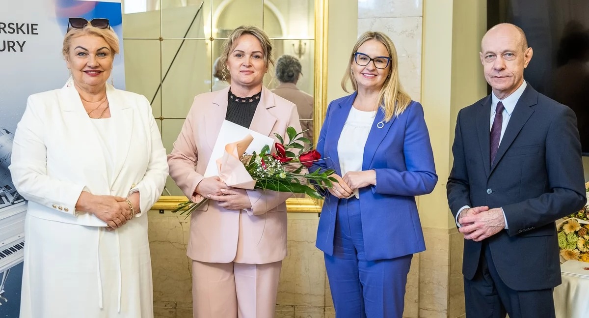 Gminna Biblioteka Publiczna w Świekatowie. Kierownik Monika Piekarska z nagrodą marszałka