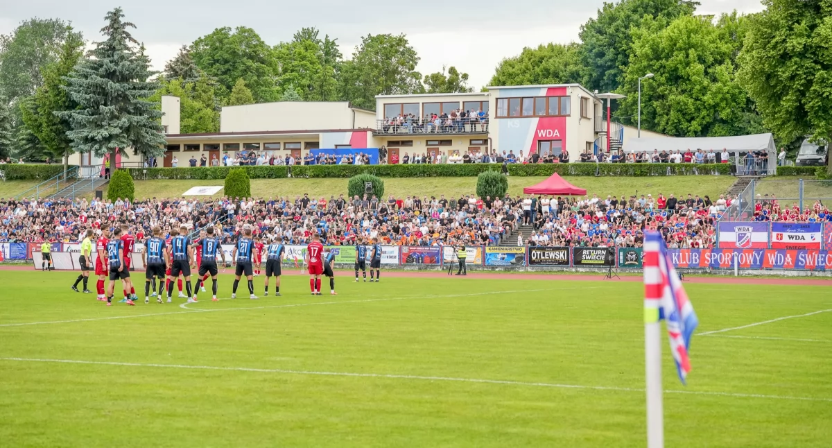 Wda przegrywa w finale okręgowego Pucharu Polski. Stadion wypełnił się po brzegi kibicami [WIDEO]