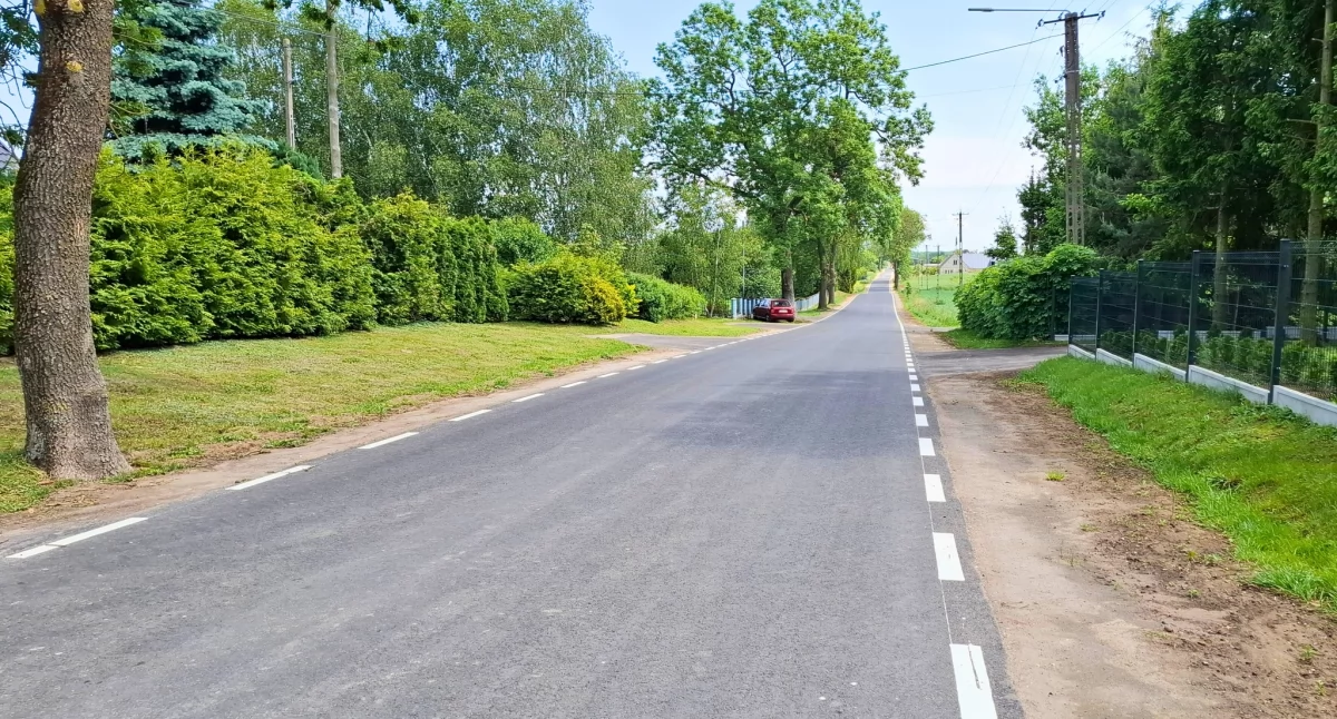 Droga powiatowa po przebudowie. Przeprowadzono prace na odcinku 2 km