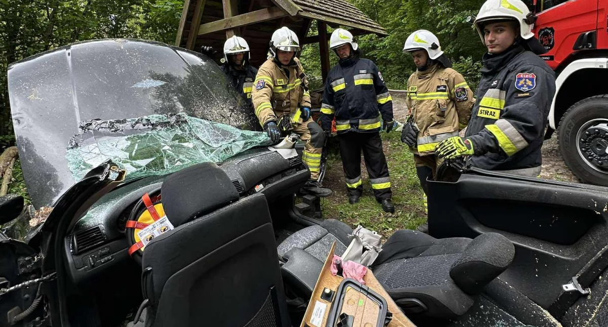 Wypadek drogowy, jedna osoba uwięziona w pojeździe. Jednocześnie trwa pożar lasu – strażacy przeprowadzili ćwiczenia