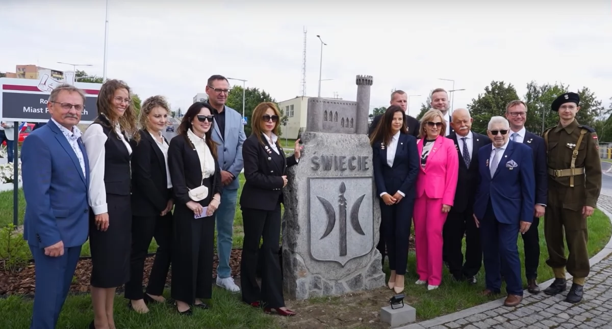 Sporo działo się w tym tygodniu w gminie Świecie. Podpisanie umowy partnerskiej, nadanie imienia rondu, otwarcie Deczna [WIDEO]