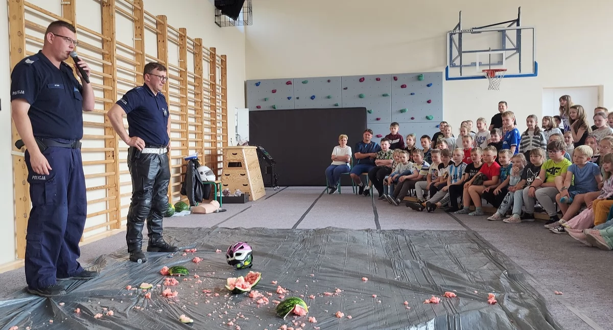 Dlaczego kask jest tak ważny? Policjanci przeprowadzili pokaz z użyciem arbuza