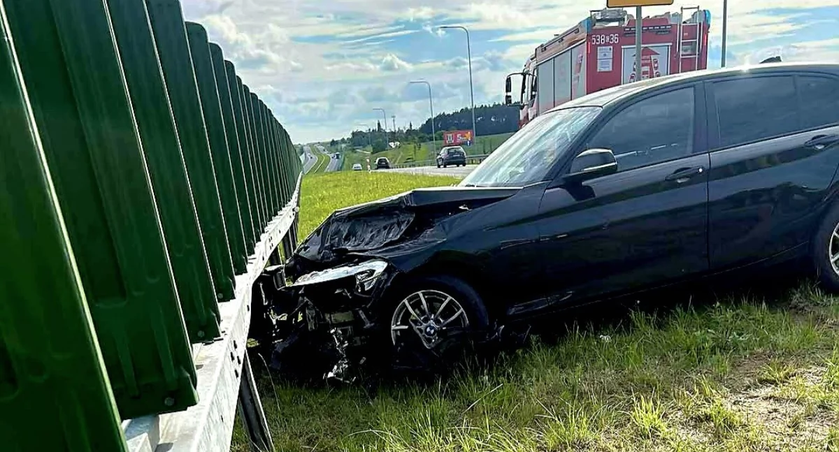 Auto osobowe uderzyło w bariery. Na miejscu straż, pogotowie i policja