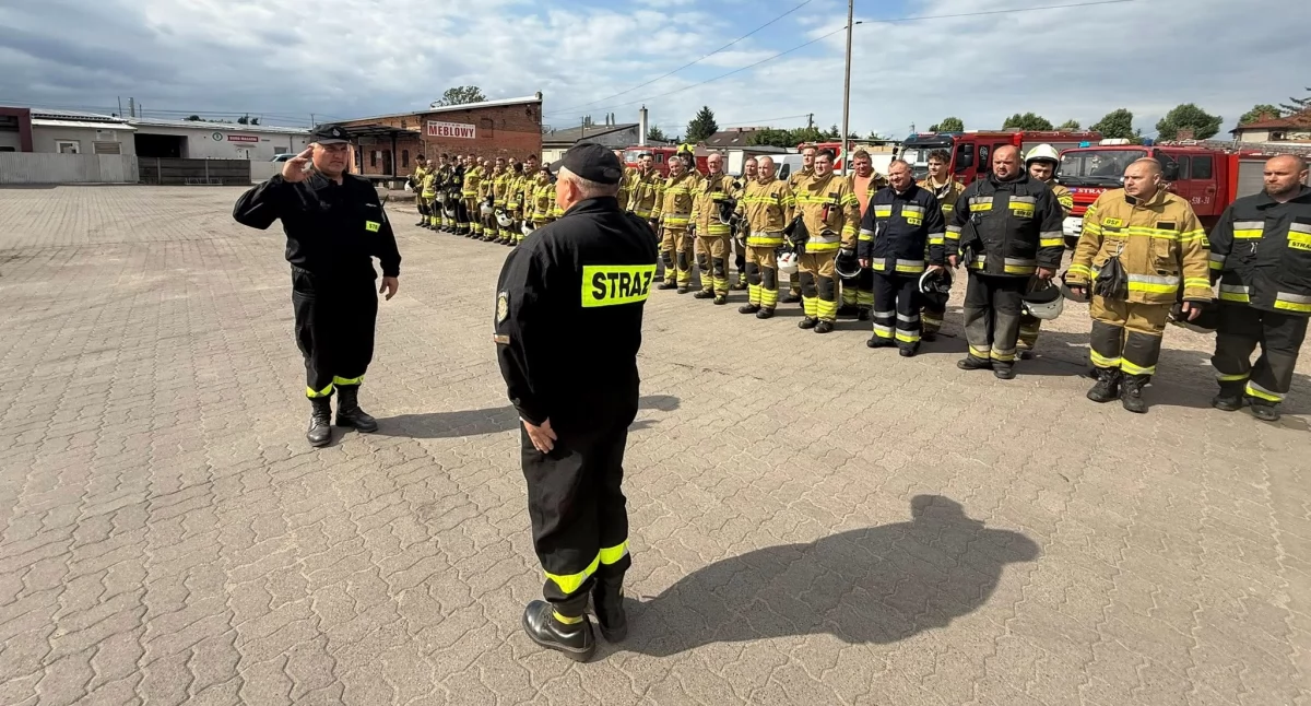 Straż przyjechała do Gminnej Spółdzielni w Pruszczu. Przeprowadzono ćwiczenia 