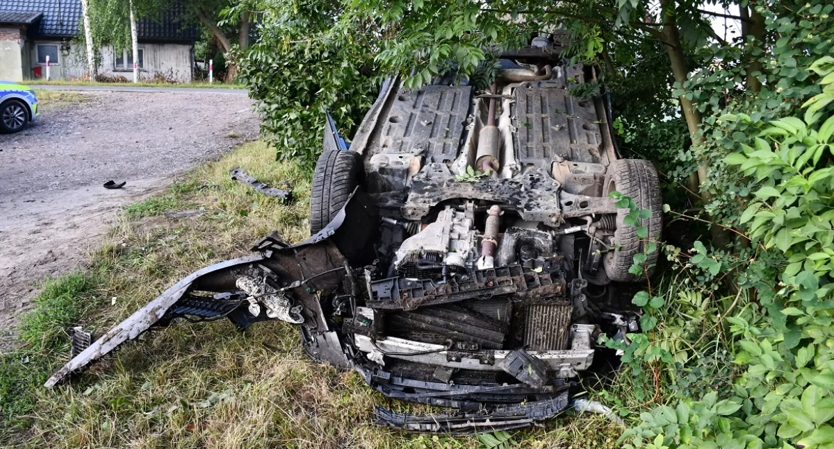 Pijana kobieta dachowała peugeotem. Służby wezwał... samochód